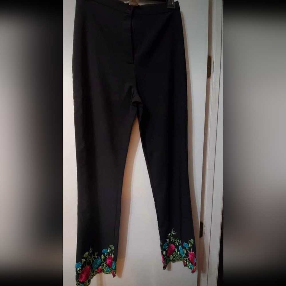 Sharagano/Paris, Sz-Med, black with beautiful embroidered hem.